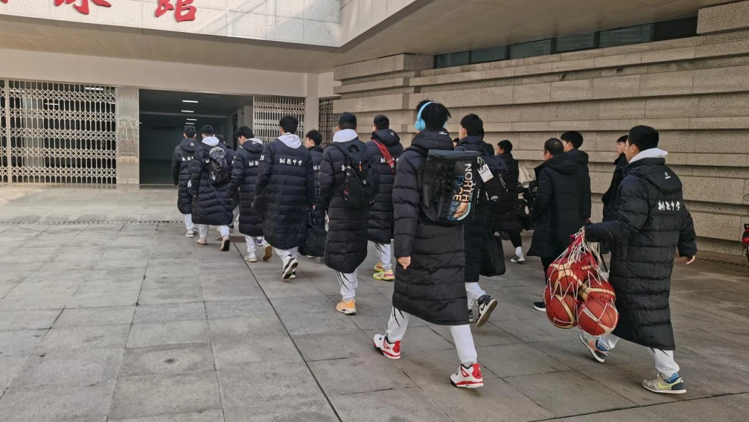 如何利用力量训练提高篮球运动员的弹跳力?_0